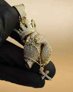 Pendentif Rose Couronnée Sertie de Diamants CZ Plaqué Or, Breloque Collier Hip Hop, Bijou de Luxe - Product Image 1