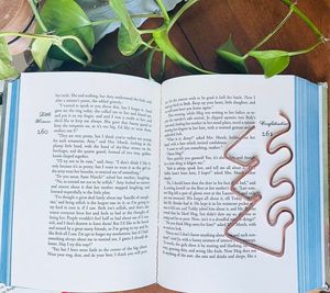 Marcapáginas de cobre antiguo para amantes de los libros con un elegante diseño hecho a mano y un acabado metálico duradero. - Product Image 2