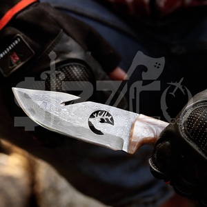 มีดล่าสัตว์ OEM Wirecut Damascus Steel Gut Hook พร้อมด้ามเรซิ่น ใบมีดคงที่ สำหรับตั้งแคมป์ กิจกรรมกลางแจ้ง และพกพาประจำวัน พร้อมปลอกหนัง - Product Image 5