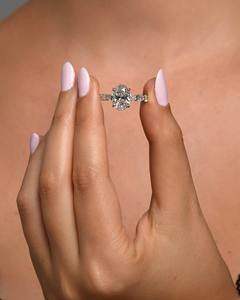 แหวนเพชรทรงรูปไข่ 5 กะรัต เพาะเลี้ยงในห้องปฏิบัติการ พร้อมเพชรเม็ดเล็กทรงรูปไข่ด้านข้าง ทองคำขาว 14K สี D ความสะอาด VVS2 รับรองโดย IGI - Product Image 1