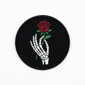 Patchs thermocollants et à coudre personnalisés en gros, motif main squelette tenant une rose rouge, broderie machine sur tissu sergé noir, en forme de cercle, en vrac - Product Image 1