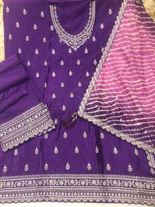 Traje Anarkali de Diseñador en Viscosa Chinon con Bordado de Zari y Lentejuelas, Conjunto de Kurta, Pantalón y Dupatta - Product Image 3
