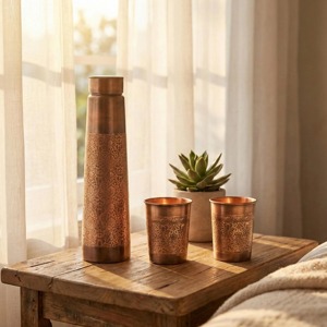 Bouteilles en cuivre gravées au design élégant, parfaites pour la maison, l'accueil des invités et le service, bouteille d'eau décorative d'Inde - Product Image 4