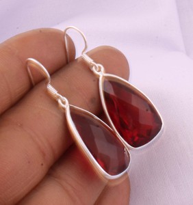 Vente en gros de boucles d'oreilles pendantes en argent sterling 925 avec pierre précieuse en lapis-lazuli facetté en forme de goutte d'eau, bijoux fins pour fiançailles - Product Image 4
