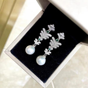 ต่างหูห้อยประดับมุกน้ำจืดทรงกลม S925 เงินแท้ คุณภาพสูง ขนาด 8.5-9 มม. ไร้ตำหนิ ดีไซน์ดอกไม้ - Product Image 2