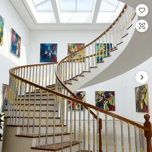 Rampe d'escalier incurvée de luxe avec main courante en bois, accents dorés et balustres en acier pour une conception intérieure élégante - Product Image 6