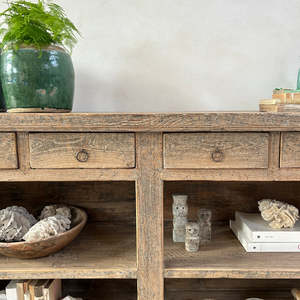 Grand comptoir de magasin antique en bois avec tiroirs, étagères ouvertes, meuble de rangement rustique vintage en bois massif, décoration intérieure - Product Image 3