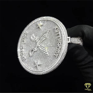 Colgante Hip Hop con Logotipo de Marca Personalizado para Hombre y Mujer con Diamantes Moissanite Engastados a Mano y Plata 925 - Product Image 4