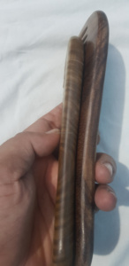 Peigne ergonomique en bois de neem à dents larges avec manche |   Promouvoir la santé des cheveux et réduire la casse |   Démêlant naturel d'Inde à vendre - Product Image 2