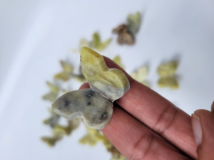 พลอยธรรมชาติแกะสลักด้วยมือผีเสื้อบินที่สวยงามขัดเงาสำหรับตกแต่งการทำนายการทำสมาธิฮวงจุ้ยรูปแกะสลักอินเดีย - Product Image 6