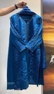 ชุดแต่งงาน TENNECY ประดับกระจกเงาปักลายสวยงาม พร้อมเสื้อท่อนบนปักเลื่อม ผ้าพลัสซา และผ้าคลุมไหล่-MAL CHANDERI แห้งเร็ว ไม่ยับง่าย - Product Image 5