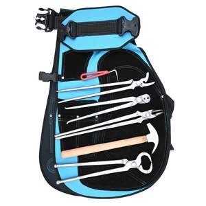 Kit de ferrage complet avec marteau de ferrage, tire-clous courbé, pince à crins, pince à sabots à tête ronde, tire-clous et tablier de travail - Product Image 1
