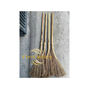 Balai écologique en fibres de coco avec manche en bois d'acacia pour le nettoyage extérieur des écuries de chevaux Vietchoice - Product Image 1