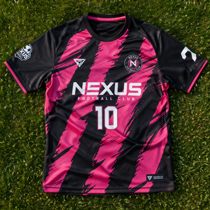 เสื้อฟุตบอลทีมโรงเรียนแบบกำหนดเอง ผ้าโพลีเอสเตอร์แห้งเร็ว ระบายอากาศได้ดี สกรีนลายปักชื่อและหมายเลขผู้เล่นตามสั่ง - Product Image 4