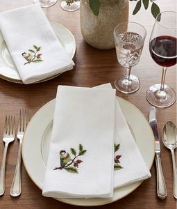 Serviette de table carrée classique personnalisée en coton brodée motif oiseaux et amandes, pleine taille, pour la maison, les mariages et les fêtes - Product Image 1
