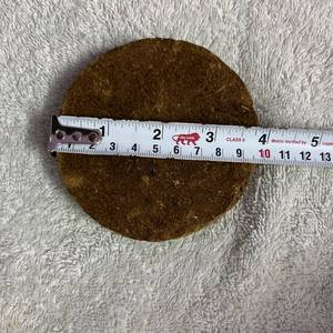 Pastel de Heno de Vaca Total Vedic, 100% Secado al Sol, Natural, Hecho a Mano, Ecológico, para Uso en Agricultura Orgánica, Combustible de Biomasa Ecológica para Havan Yagya - Product Image 2