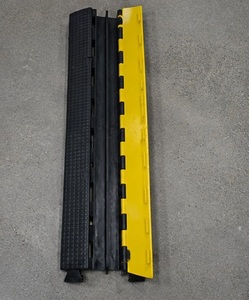 Reductor de velocidad de 14 pulgadas de ancho y 50 mm de altura, de caucho termoplástico, instalación fija, amarillo y negro, para superficies de asfalto y hormigón - Product Image 1