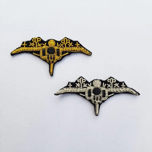 Broches brodées à la main en fil de soie doré et argenté - Broche de coléoptère ailé en fil de soie - Broderie 3D d'insectes de luxe - Product Image 1