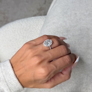 แหวนหมั้นเพชรทรงรี 4.50 กะรัต เพาะเลี้ยงในห้องปฏิบัติการ _ ดีไซน์แบบ Halo & Pavé _ รับรองโดย IGI _ แหวนขอแต่งงานทองคำขาว 14K - Product Image 2