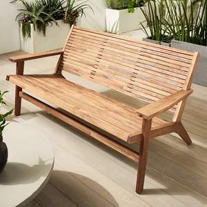 Banc d'extérieur en teck massif avec dossier à lattes larges et accoudoirs, conçu pour un jardin ou une terrasse confortable - Product Image 1