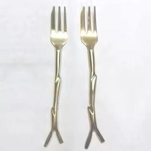 Service de couverts en laiton doré royal avec manches noires, ensemble de vaisselle de luxe élégant pour hôtel et restaurant. - Product Image 3