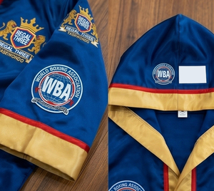 Bata de Boxeo Regal Three Azul con Logotipo Bordado en Dorado, Ropa de Artes Marciales para Hombre, Bata de Boxeador - Product Image 2