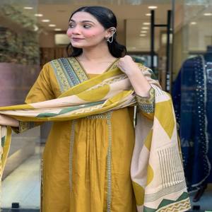 Conjunto de traje de algodón puro VASTRA COTTAGE hecho a mano con pantalón y dupatta, estampado Buti artesanal en el cuello, cómodo para uso diario y festivo. - Product Image 5