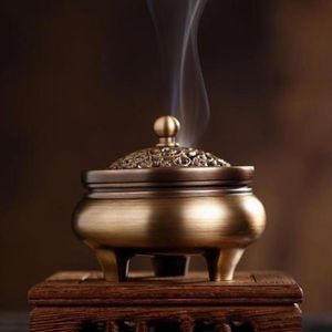 Brûleur d'encens en laiton à couvercle articulé avec design de dôme perforé pour une utilisation aromatique, encensoir décoratif toutes saisons - Product Image 3