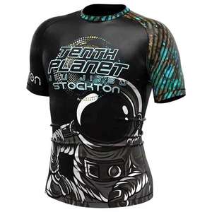 เสื้อรัดกล้ามเนื้อแขนสั้นแบบสั่งทำพิเศษสำหรับบราซิลเลียนยิวยิตสู (BJJ) และ MMA สำหรับผู้ชาย เสื้อยิวยิตสูสำหรับการต่อสู้ พิมพ์ลายแบบ Sublimation เสื้อผ้าออกกำลังกายสำหรับฟิตเนสและกีฬา - Product Image 1