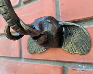 Poignée de porte en fer forgé en forme de tête d'éléphant – résistante à la rouille, facile à installer – une pièce décorative exquise pour portes ou portails. - Product Image 5