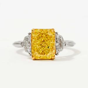 Anillo de Compromiso de Oro Blanco de 14K con Diamante Cultivado en Laboratorio de Corte Radiante de 3.70ct, Color Amarillo Fantasía, Claridad SI1, Certificado IGI - Product Image 2