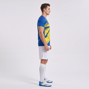 เสื้อฟุตบอลสีน้ำเงินสะดุดตาพร้อมกราฟิกนามธรรมสีเหลืองและชุดกีฬาสีขาวเข้าชุดกัน - Product Image 4