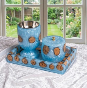 Juego de bandeja de baño de resina azul hecha a mano con incrustaciones de madera y soporte para vasos - Product Image 3