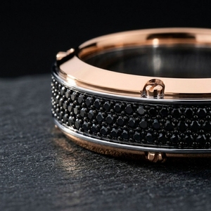 Bague pour homme personnalisée bicolore or rose et diamants noirs, sertie pavé, motif vis, détails rivetés, par RAAMAA - Product Image 2