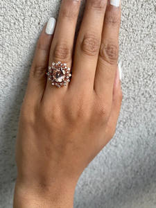 Anillo de cóctel chapado en oro rosa con centro de cuarzo rosa natural y halo de diamantes pavé para joyería de compromiso femenina estilo glamuroso - Product Image 4