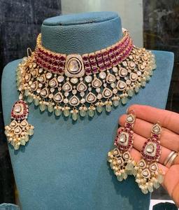 Conjunto de collar y aretes chapados en oro vintage con circonitas y diseño de borlas de perlas de imitación para mujer, joyería de boda. - Product Image 1
