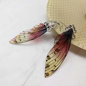 Pendientes de moda con alas de cicada y diamantes de imitación brillantes, de plástico y aleación de zinc, con brillo rosa a crema. - Product Image 3