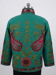 เสื้อแจ็คเก็ตกำมะหยี่สีเขียวมรกตปักลายดอกไม้สไตล์วินเทจเป็นมิตรกับสิ่งแวดล้อมสำหรับผู้หญิง คอตั้ง แต่งลายปักแบบเปิด แนวลำลองสไตล์โบฮีเมียน - Product Image 5