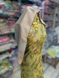 ผ้าชุดคลุมไหล่สีเขียวมะกอกลายฟรานซาวี ดีแรค พร้อมลายปักทองคำและผ้าคลุมไหล่เข้าชุด - Product Image 2