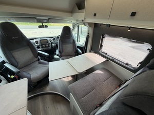 Autocaravana de alta calidad 1200 RLT 4 PLAZAS CON TECHO ELEVABLE, recién llegada, coches impecables en venta - Product Image 5