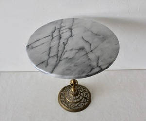 Mesa de Centro con Tapa de Mármol y Base de Latón en Oferta, Muebles Modernos para Sala de Estar, Mesa Auxiliar Decorativa - Product Image 1