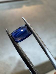 Zafiro Azul Natural, Corte Ovalado, 1.00CT, Gema Preciosa Suelta Facetada con Juego de Color de Ceilán para Joyería - Product Image 3