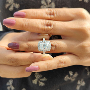 Impresionante anillo de compromiso de moissanita de corte radiante de 3,85 CT en oro blanco sólido de 18 quilates con ajuste de HALO y pavé para regalo de aniversario - Product Image 3