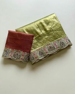 Sari de seda suave con tejido jacquard propio, bordado de Jarkan y secuencia de bordado multicolor en el borde, con blusa a contraste. - Product Image 2