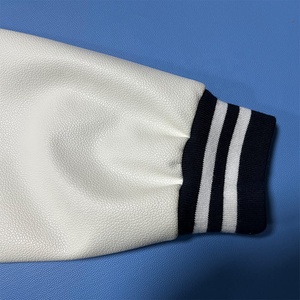 เสื้อแจ็คเก็ตวาร์ซิตี้สีน้ำเงินกรมท่าสำหรับผู้ชาย แขนเสื้อสีขาว ปักโลโก้บูลด็อกและตัวอักษร A แบบแพทช์ สไตล์เพรปปี้ ทรงปกติ - Product Image 6