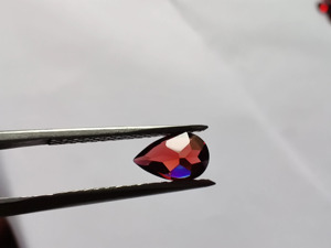 Granate natural / 10 X 15 MM / Calidad VSI / Granate rojo de Mozambique / Forma de pera / Facetado / 6.20 quilates - Product Image 1