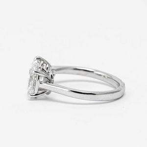 Anillo de Compromiso de Lujo en Oro Blanco de 14K con Diamantes Cultivados en Laboratorio de 2ct en Forma de Corazón y Ovalados en un Elegante y Moderno Diseño Bypass - Product Image 3