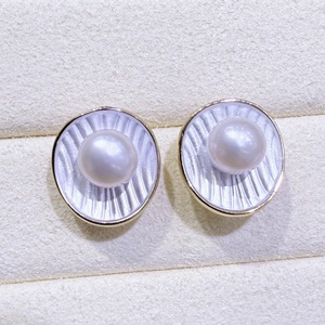 Pendientes de Perlas de Agua Dulce con Incrustaciones de Oro de 14K de Zhuji, Diseño Vertical con Esmalte, Estilo Nicho, Estilo Popular en Instagram - Product Image 3