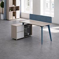 Bureau de direction moderne avec plateau en bois grainé, écran de confidentialité bleu poussiéreux, pieds inclinés et armoire latérale rectangulaire