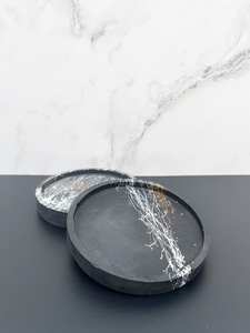 Sous-verre en Jesmonite noir et blanc fait main, plateau rond en ciment pour bibelots, décoration élégante et moderne pour bureau et table - Product Image 5